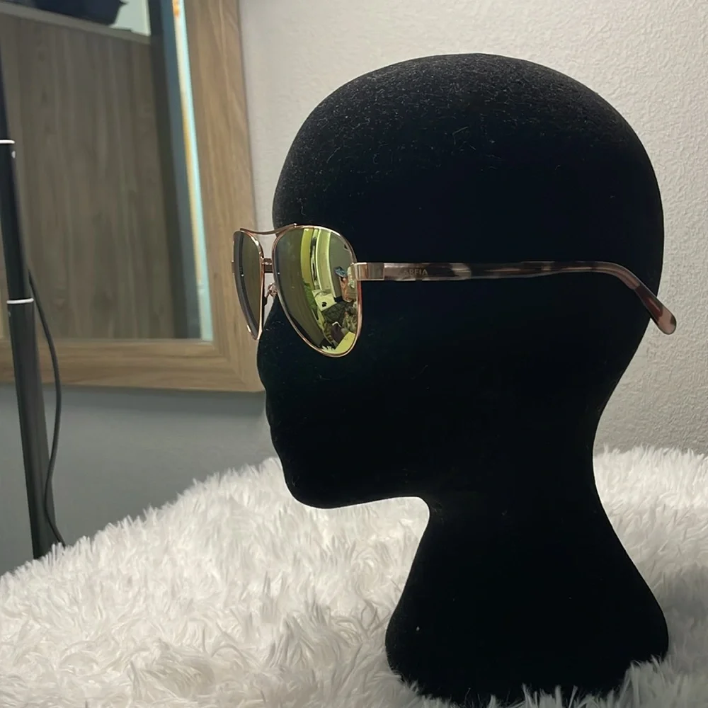 Stylish Gold Aviator Sunglasses - Picture 5 of 5